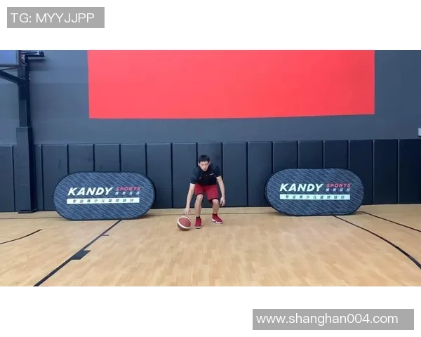 余宇涵独自一人投篮练习展现篮球热情与坚持精神
